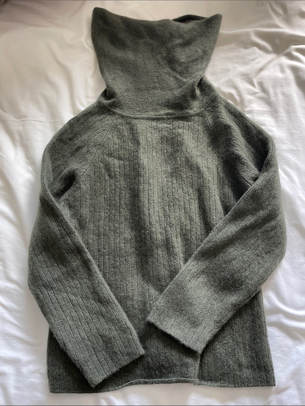Lord & Taylor 100% Cashmere Olive Green Turtleneck Sweater Size Large - Picture 2 of 3